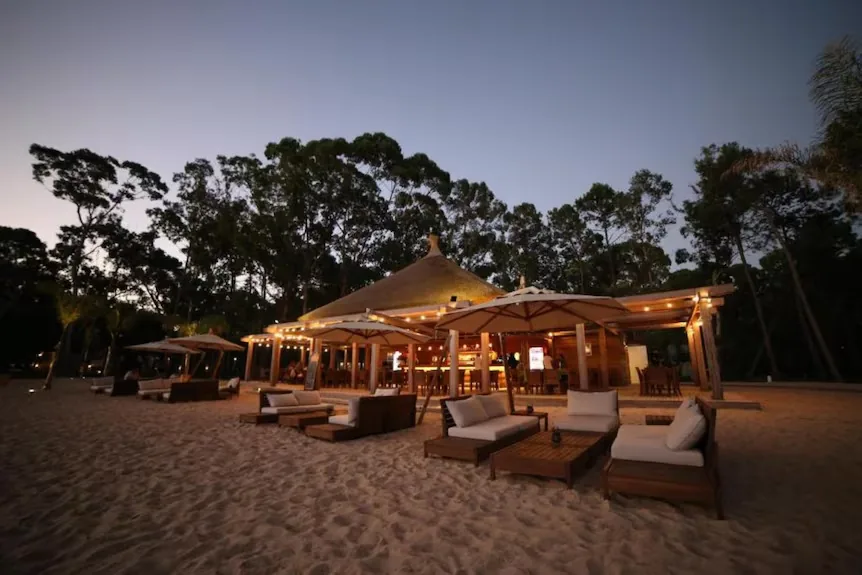 Bar sobre la arena en la zona de playa de Solanas