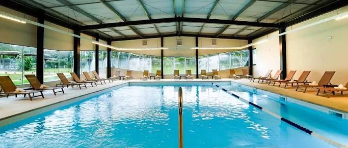 Piscina cubierta y climatizada del condominio