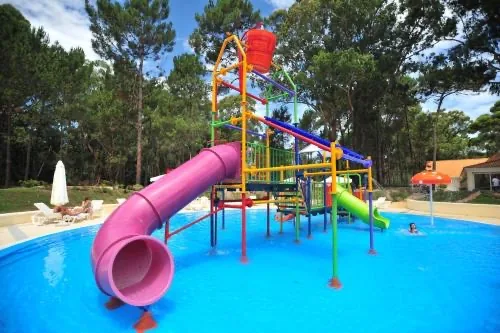 Piscina infantil con juegos acuáticos en Solanas
