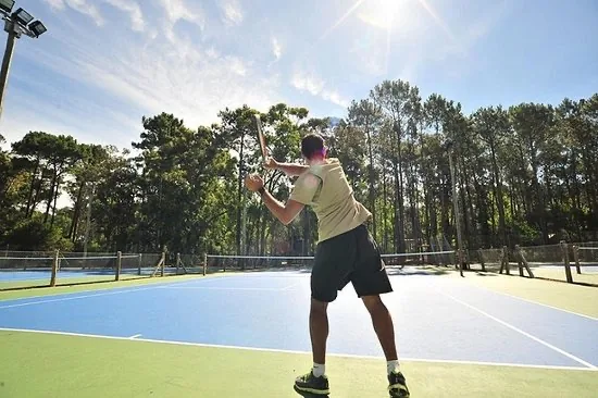 Cancha de tenis rodeada por el bosque de Solanas