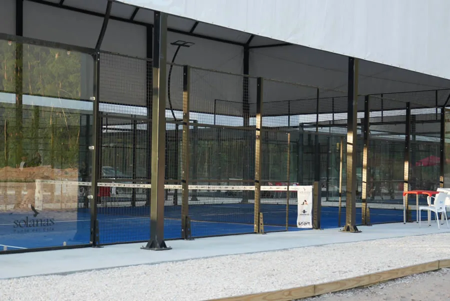 Cancha de pádel del complejo Solanas Sports