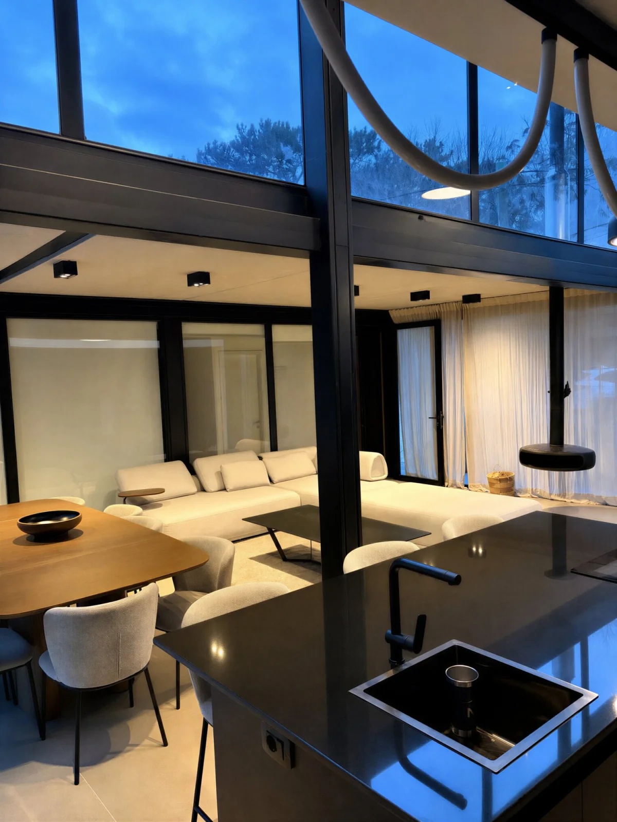 Isla negra de la cocina integrada al living