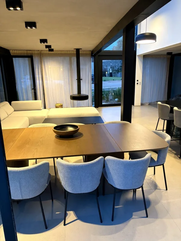 Mesa de comedor junto a la estufa a leña