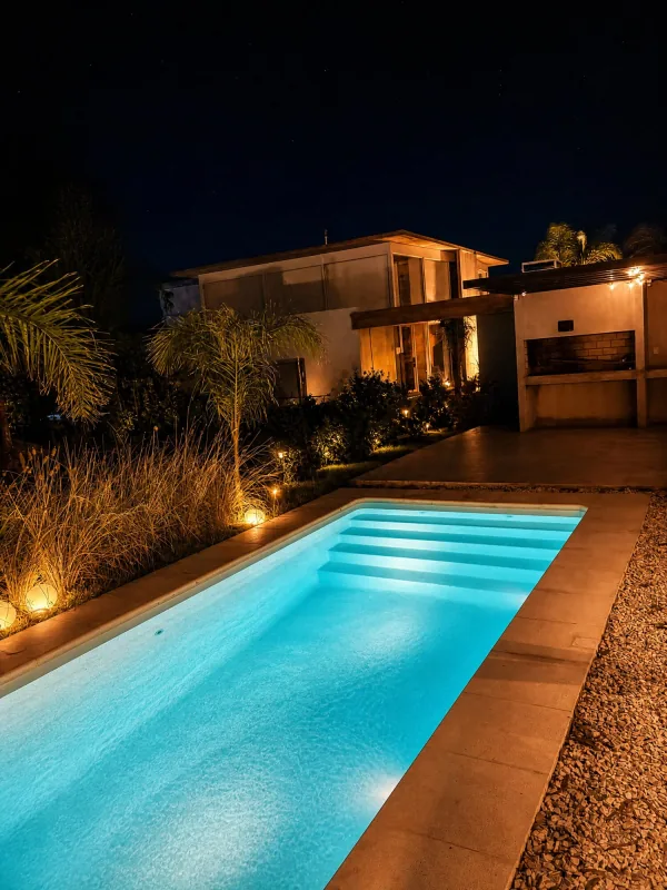 Piscina iluminada de noche