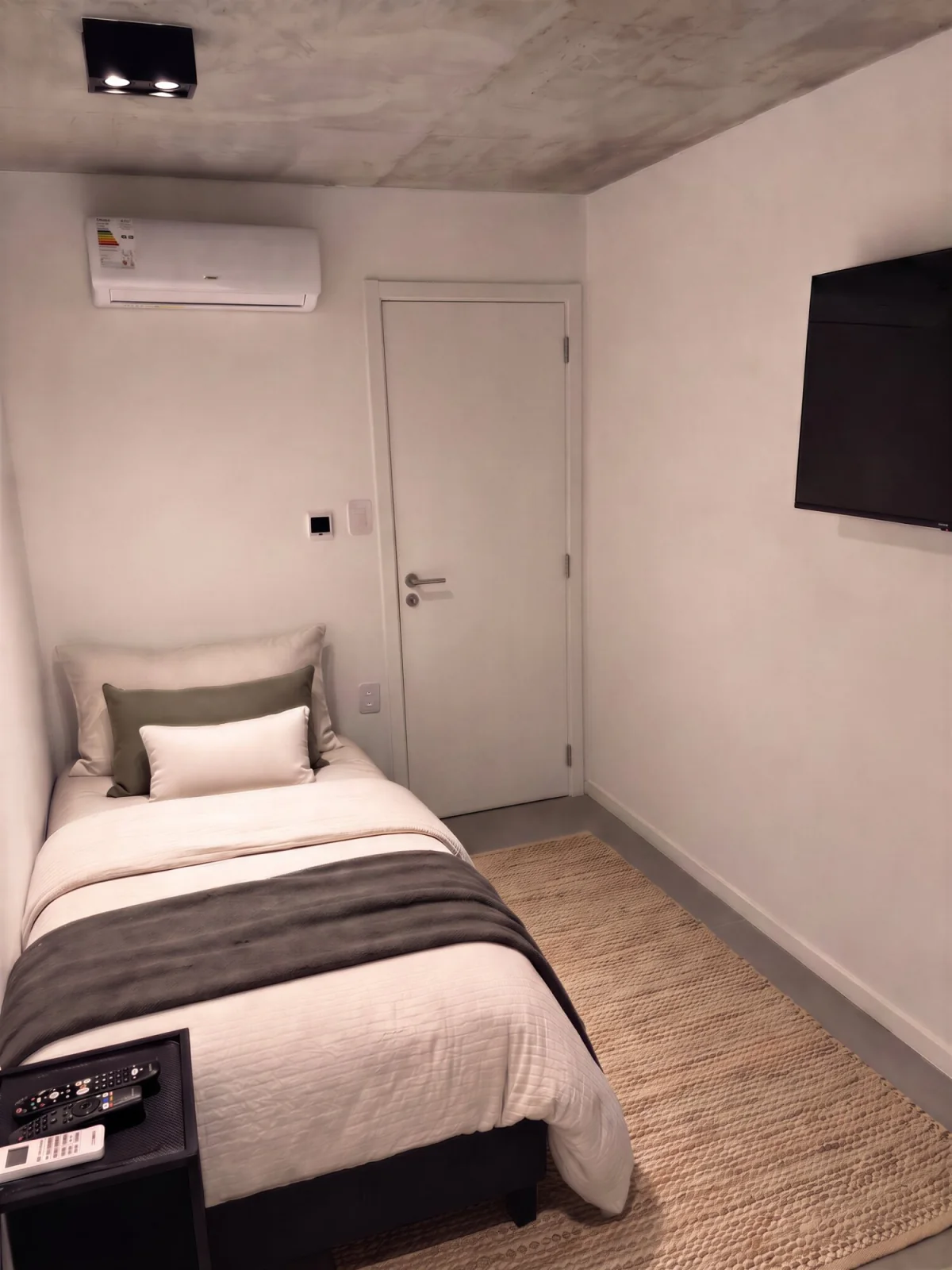 Habitación estudio con cama individual y TV