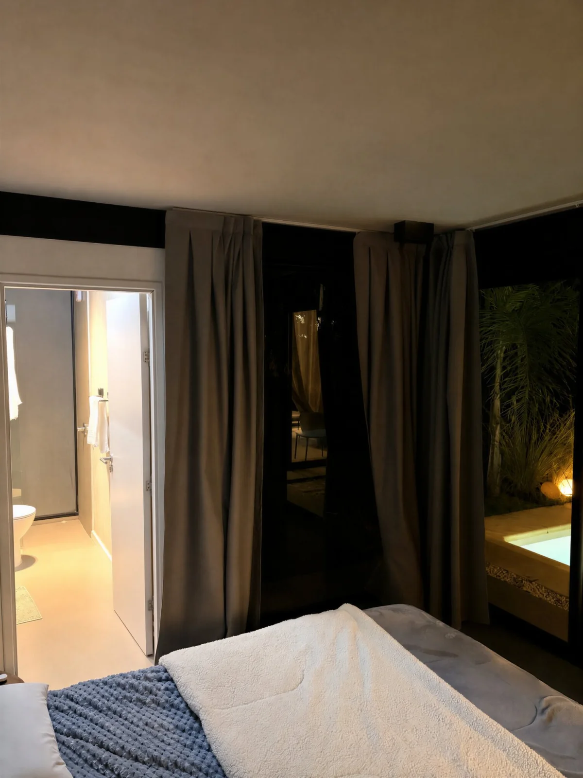 Suite master de planta baja con cama super king