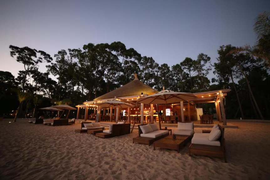 Bar sobre la arena en la zona de playa de Solanas