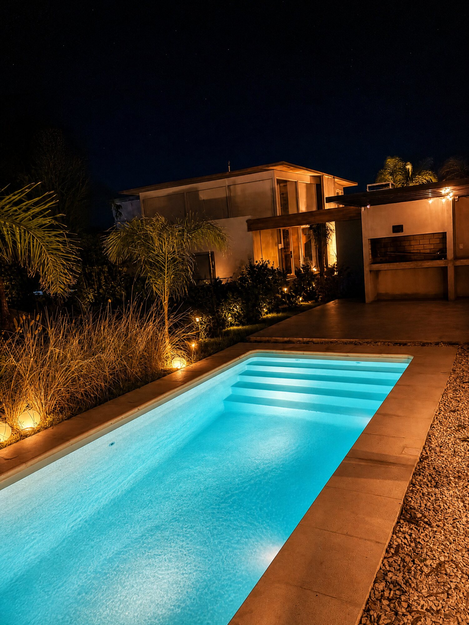 Piscina iluminada de noche